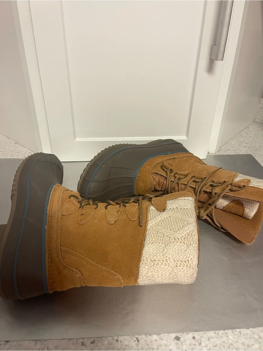 KHOMBU Women’s Brown and Tan Waterproof Lace-Up Winter Boots Suede & Rubber Sz 9